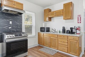 Een koelkast, een magnetron, een oven, een kookplaat