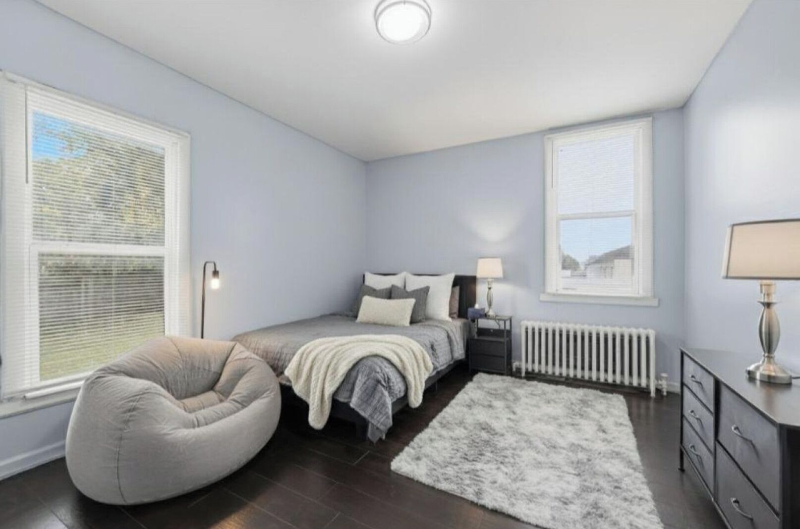 Tabla de planchar con plancha, wifi, ropa de cama