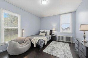 Silitysrauta/-lauta, Wi-Fi, vuodevaatteet