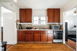 ثلاجة، ميكروويف، فرن، موقد طهي مسطح