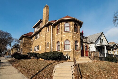 Charming 6BR Home in Milwaukee’s Historic District