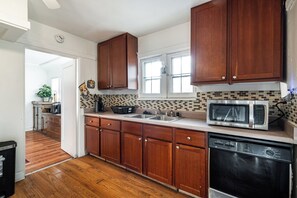 ثلاجة، ميكروويف، فرن، موقد طهي مسطح