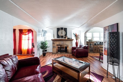 Charming 6BR Home in Milwaukee’s Historic District
