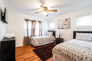 مكواة/لوح كي وسرير سفر وواي فاي وملاءات أسرّة