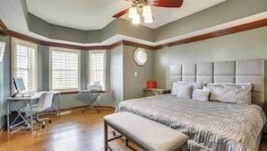 Une chambre à coucher avec un grand lit, un bureau et une chaise.