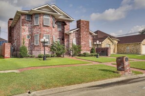 Exterior - Luxury Estate- Private Yard • 2 King Beds (New Orleans)