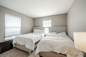 4 bedrooms, iron/ironing board, travel crib, WiFi - 4 BR Retreat • Private Backyard • Home Theater (Middletown)
