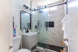 Bathroom - Stylish2BR Patio, BBQ and Parking Downtown LA (Los Angeles)