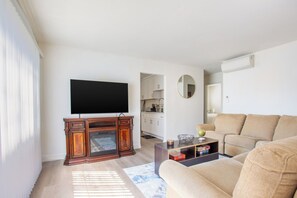 TV - Stylish2BR Patio, BBQ and Parking Downtown LA (Los Angeles)