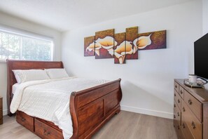 2 bedrooms, iron/ironing board, WiFi, bed sheets - Stylish 2BR Patio, BBQ and Parking (Los Angeles)