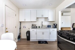 Microwave, oven, stovetop, coffee/tea maker - Stylish2BR Patio, BBQ and Parking Downtown LA (Los Angeles)