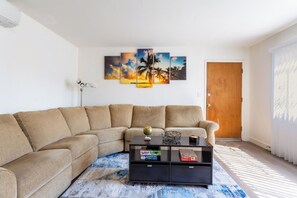 TV - Stylish2BR Patio, BBQ and Parking Downtown LA (Los Angeles)