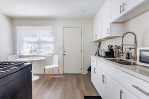Microwave, oven, stovetop, coffee/tea maker - Stylish2BR Patio, BBQ and Parking Downtown LA (Los Angeles)