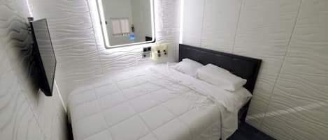 Iron/ironing board, WiFi, bed sheets