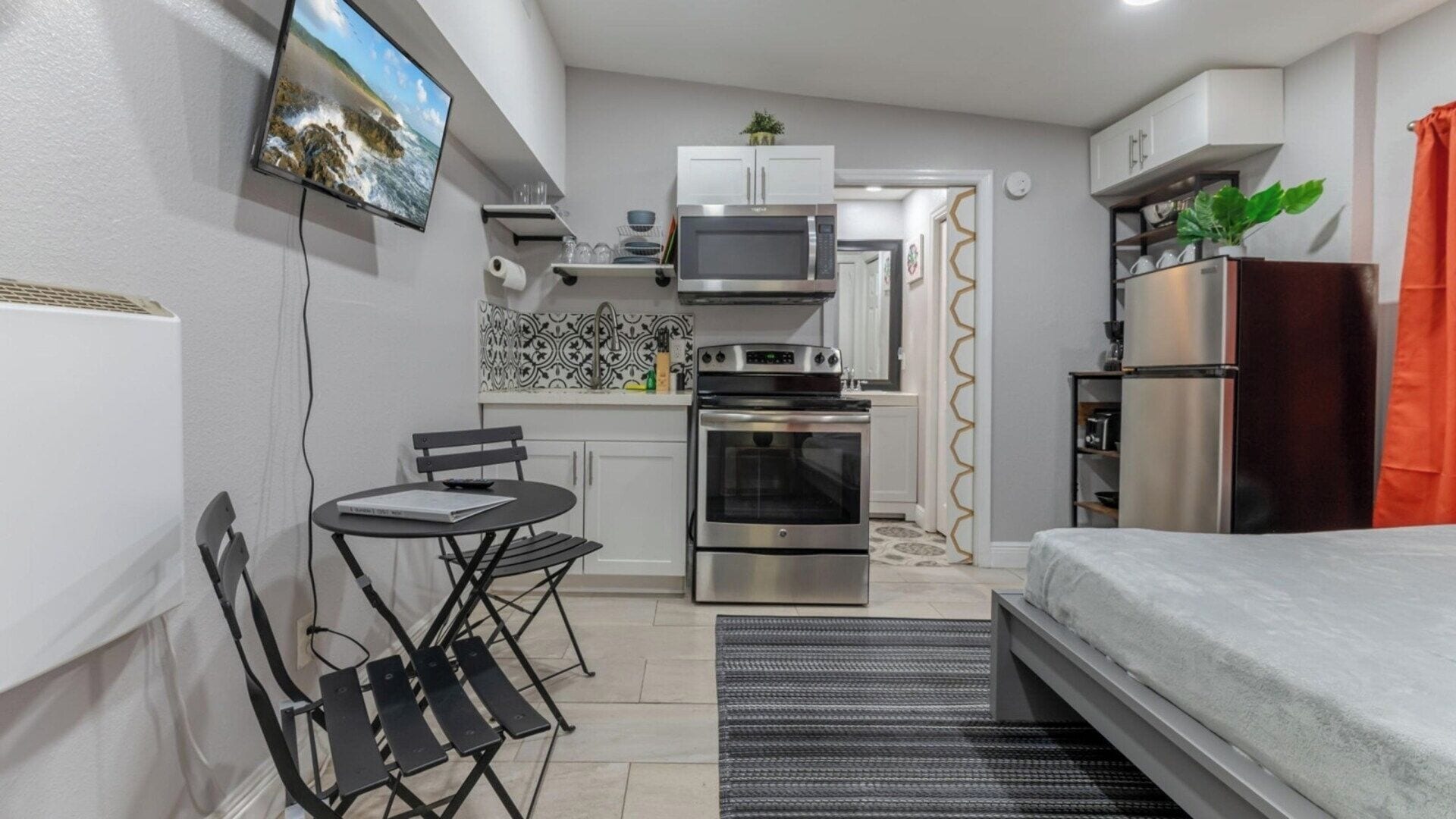 Strykjärn/strykbräda, resesäng, wi-fi och sängkläder