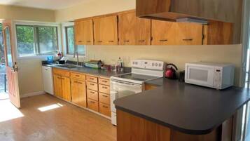 Mikrowelle, Ofen, Herdplatte, Geschirrspüler