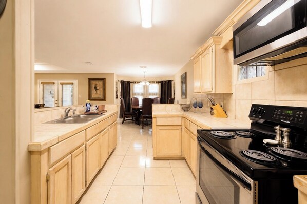Coffee/tea maker, fridge, microwave, oven