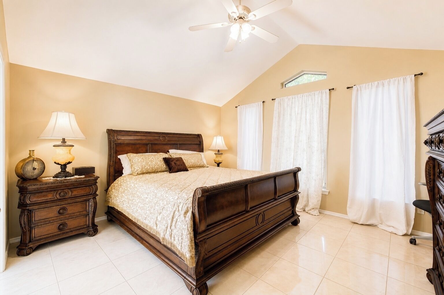 3 habitaciones, tabla de planchar con plancha, wifi y ropa de cama 
