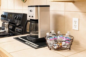 Cuina amb cafetera, fogó i amalgamar d'aigua.