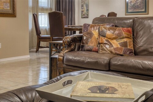 Private Fenced Backyard•Pet Friendly•Mins to Malls