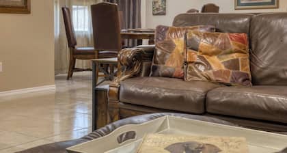 Private Fenced Backyard•Pet Friendly•Mins to Malls