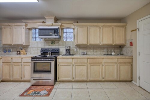 Private Fenced Backyard•Pet Friendly•Mins to Malls