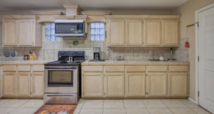 Private Fenced Backyard•Pet Friendly•Mins to Malls