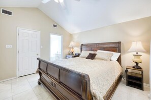 Tabla de planchar con plancha, wifi y ropa de cama 