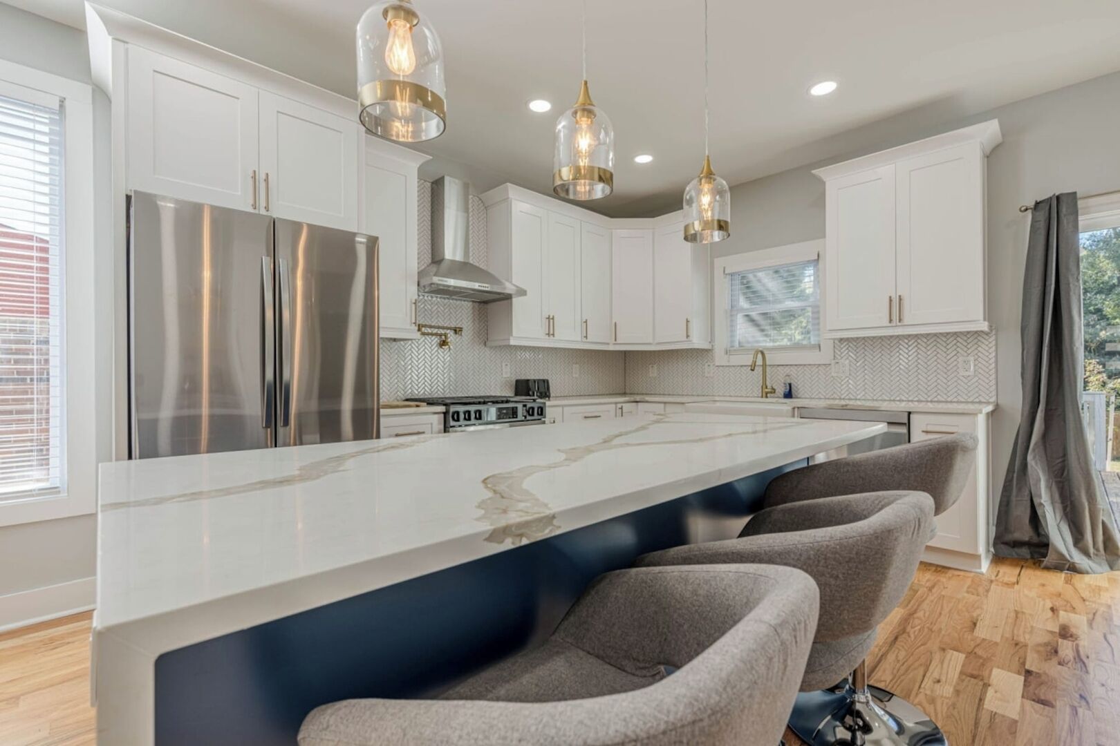 Réfrigérateur, four à micro-ondes, un four, surface de cuisson