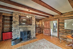 Interior - Events and Concierge! 6BR Heated Pool Near Wineries (Hume)