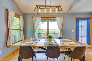 Dining - Hawk’s View Chalet - Hot Tub + Mountain Views (Murphy)