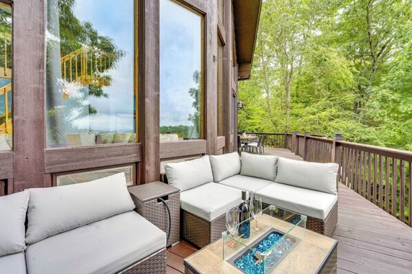 Outdoor dining - Hawk’s View Chalet - Hot Tub + Mountain Views (Murphy)