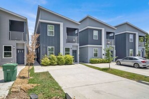 Exterior - Executive Home • Private Yard• Free Parking • Pets (Humble)
