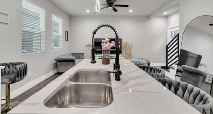 Executive Home • Private Yard• Free Parking • Pets