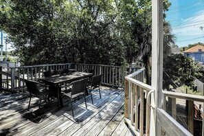 Outdoor dining - Modern & Historic Savannah Home - Walk to Forsyth! (Savannah)