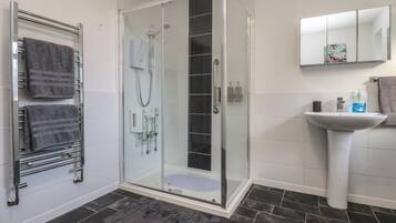 Cottage | Bathroom | Shower