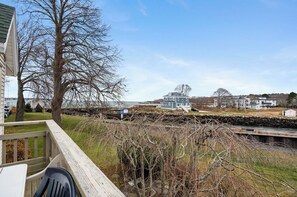 Property grounds - Elevated Fish & Ships on Canal: Walk to Beach,Park (Gloucester)
