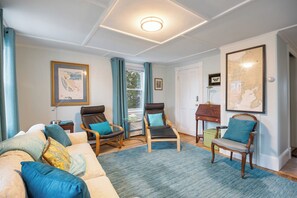 Smart TV, books, stereo