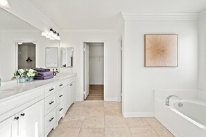 Suihku, hiustenkuivaaja, bidee, pyyhkeet