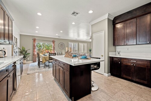  Rare Oversized Home/7BR 5BA/2 Kits 3LR/12Beds/4Tvs/Near Ontario Airport