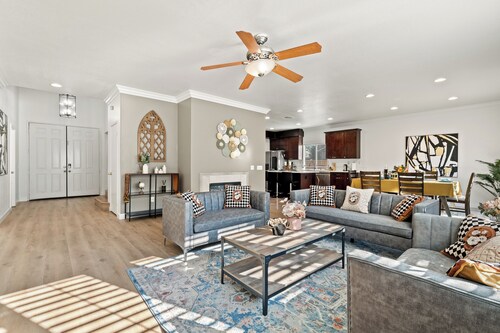 Rare Oversized Home/7BR 5BA/2 Kits 3LR/12Beds/4Tvs/Near Ontario Airport