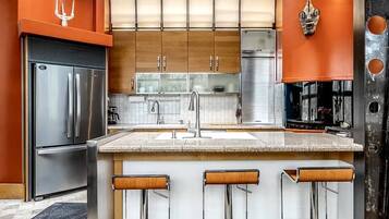 Geladeira, micro-ondas, fogão, cooktop