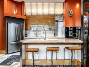 Kylskåp, mikrovågsugn, ugn och spishäll