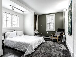 Schreibtisch, Bügeleisen/Bügelbrett, Reisekinderbett, WLAN