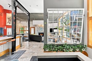 Et moderne interiør med et køkken, spiseplads og opholdsstue.
