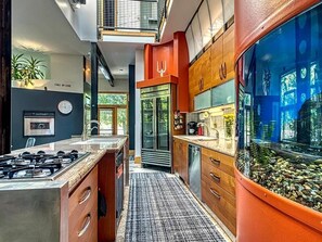 Een koelkast, een magnetron, een oven, een kookplaat