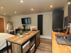 1 bedroom, individually decorated, individually furnished, free WiFi - The Cabin (Rossendale)