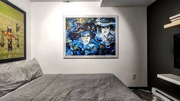 デスク、旅行用ベビーベッド、WiFi