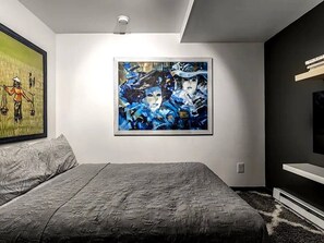 デスク、旅行用ベビーベッド、WiFi