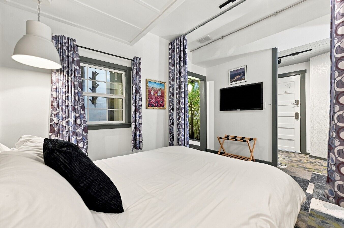 Desk, travel crib, WiFi